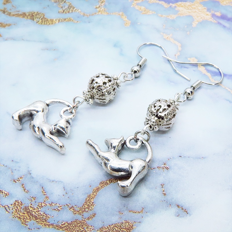 のび猫シルエットモチーフとメタルビーズのコンパクトなピアス アンティークシルバー