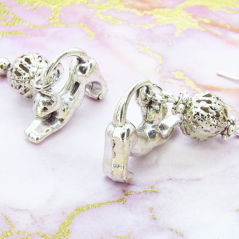 のび猫シルエットモチーフとメタルビーズのコンパクトなピアス アンティークシルバー