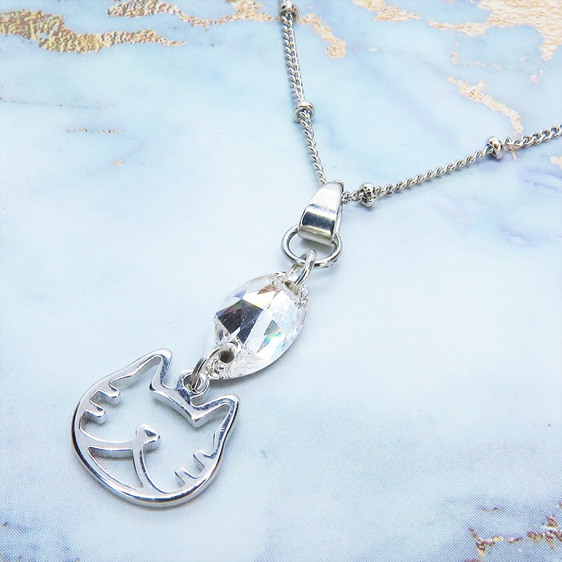 猫フェイスシルエットモチーフとと大きめスワロフスキー・クリスタル(クリアカラー)のネックレス シルバーカラー
