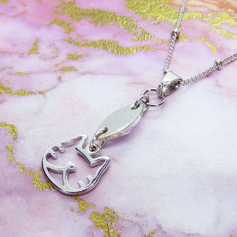 猫フェイスシルエットモチーフとと大きめスワロフスキー・クリスタル(クリアカラー)のネックレス シルバーカラー