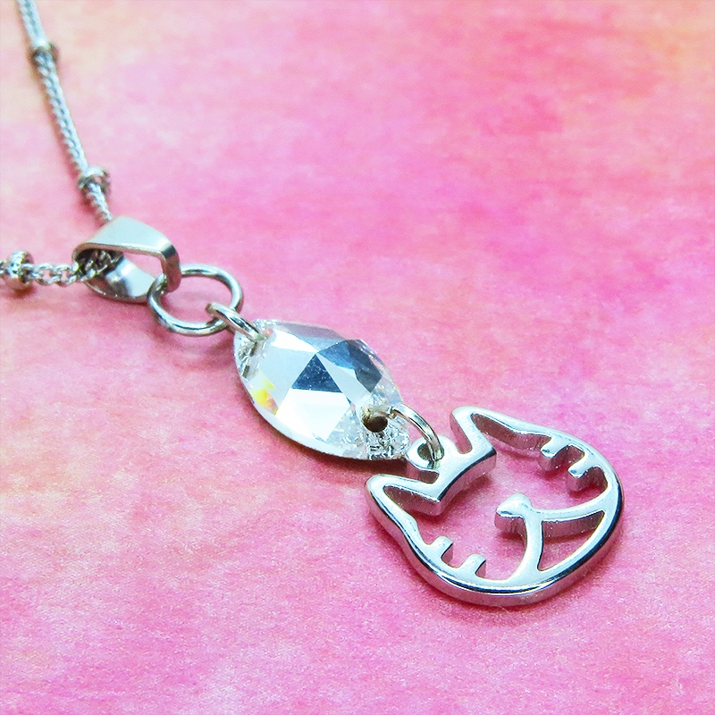 猫フェイスシルエットモチーフとと大きめスワロフスキー・クリスタル(クリアカラー)のネックレス シルバーカラー