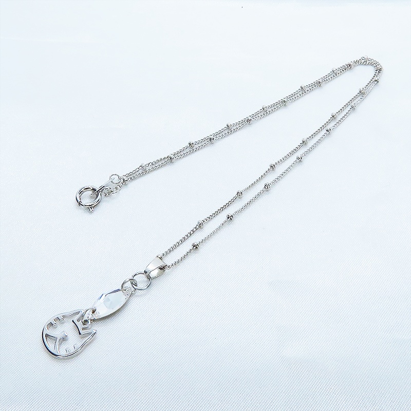 猫フェイスシルエットモチーフとと大きめスワロフスキー・クリスタル(クリアカラー)のネックレス シルバーカラー