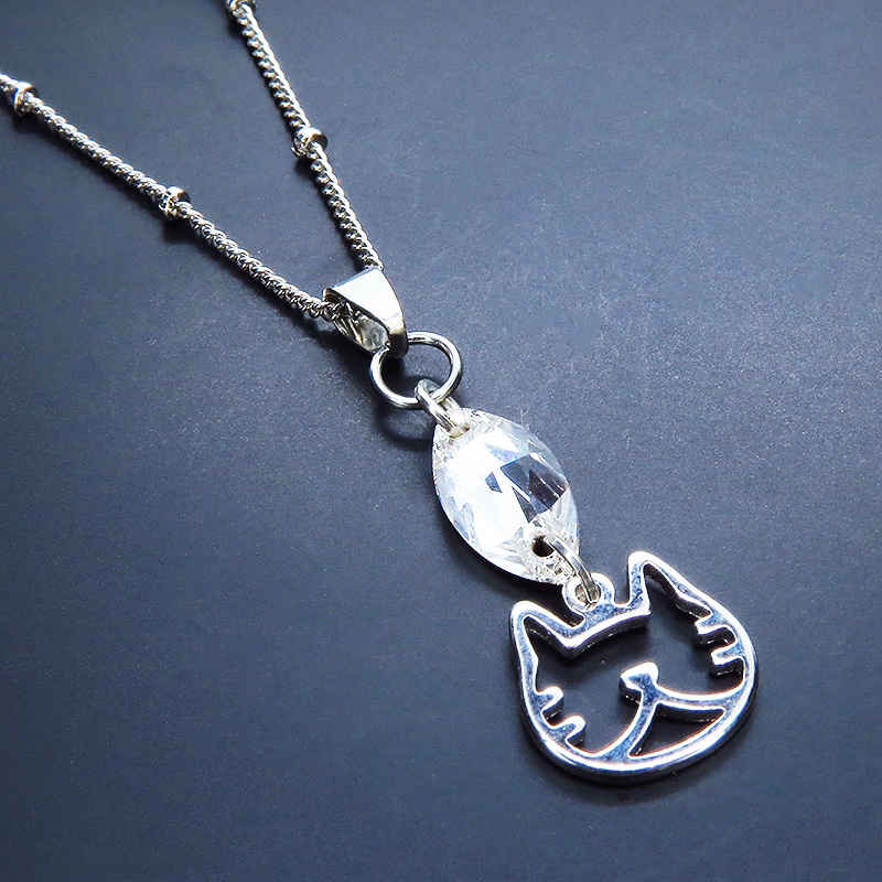 猫フェイスシルエットモチーフとと大きめスワロフスキー・クリスタル(クリアカラー)のネックレス シルバーカラー