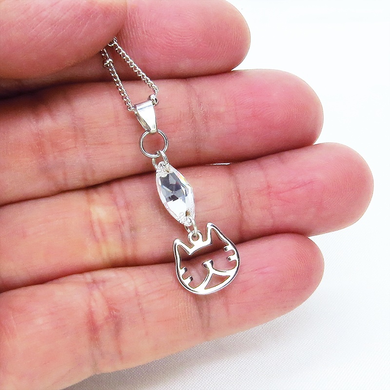 猫フェイスシルエットモチーフとと大きめスワロフスキー・クリスタル(クリアカラー)のネックレス シルバーカラー