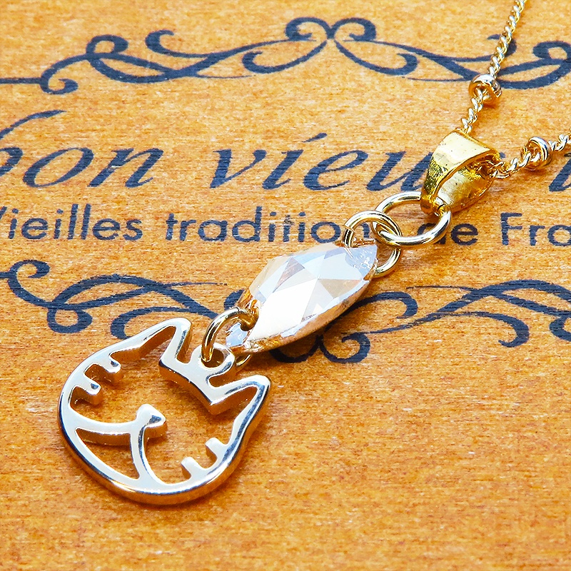 猫フェイスシルエットモチーフとと大きめスワロフスキー・クリスタル(クリアカラー)のネックレス ゴールドカラー