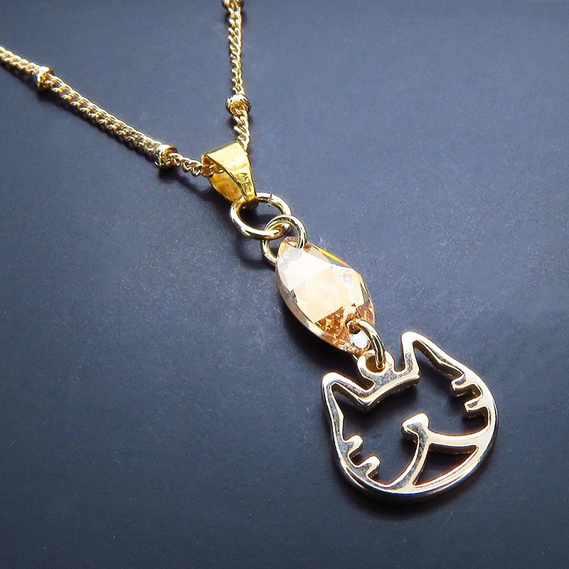 猫フェイスシルエットモチーフとと大きめスワロフスキー・クリスタル(クリアカラー)のネックレス ゴールドカラー