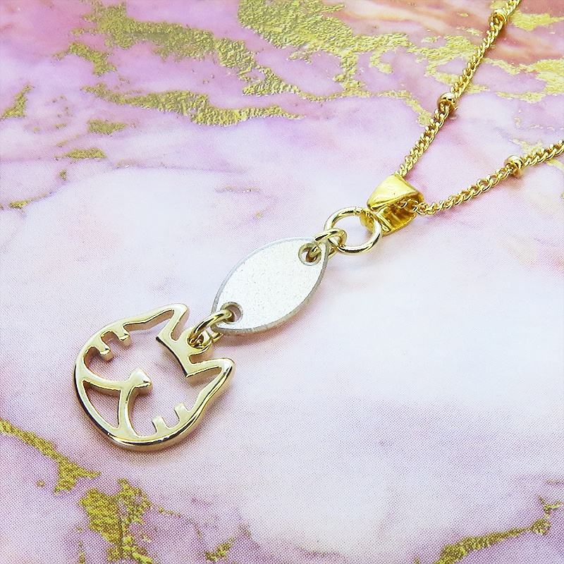 猫フェイスシルエットモチーフとと大きめスワロフスキー・クリスタル(クリアカラー)のネックレス ゴールドカラー