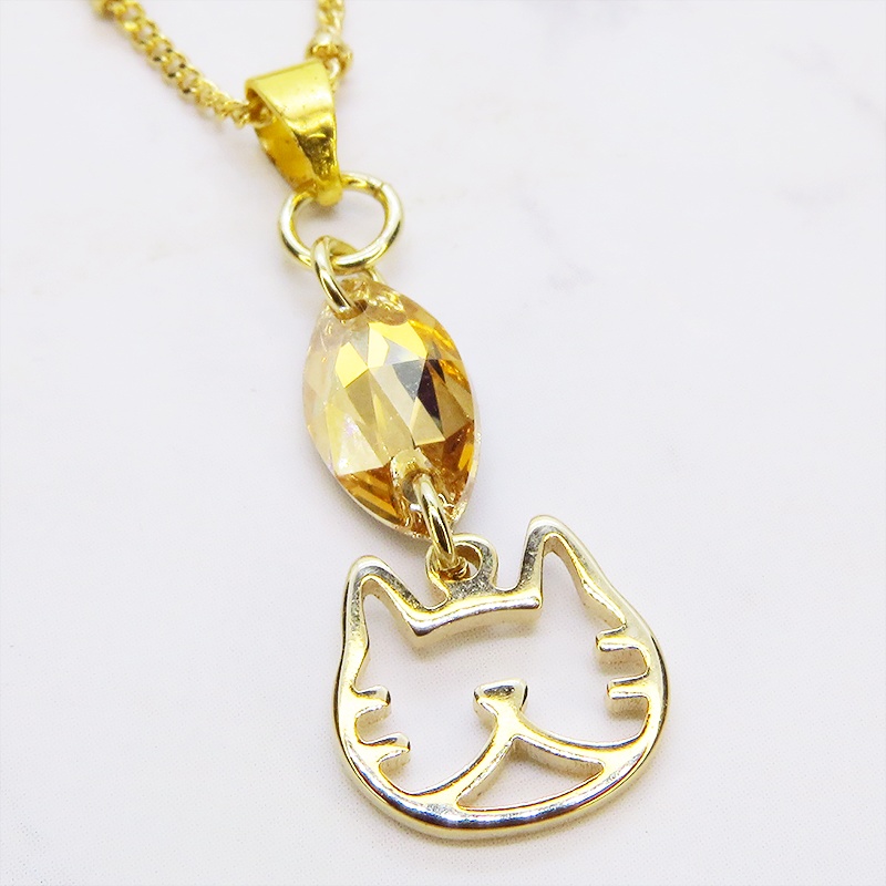 猫フェイスシルエットモチーフとと大きめスワロフスキー・クリスタル(クリアカラー)のネックレス ゴールドカラー
