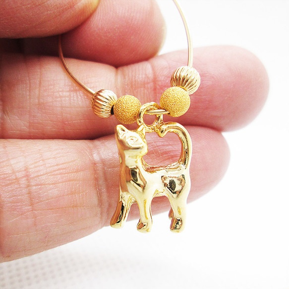 猫がゆらゆらと揺れるフープピアス 14Kゴールドフィルド 猫アクセサリー ピアス