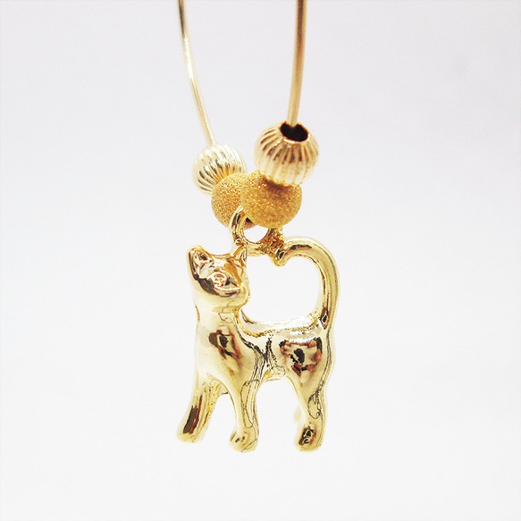 猫がゆらゆらと揺れるフープピアス 14Kゴールドフィルド 猫アクセサリー ピアス