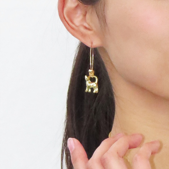 猫がゆらゆらと揺れるフープピアス 14Kゴールドフィルド 猫アクセサリー ピアス