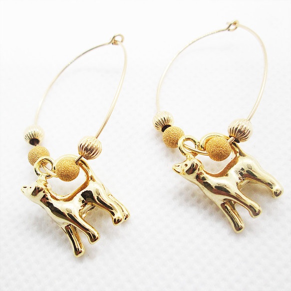 猫がゆらゆらと揺れるフープピアス 14Kゴールドフィルド 猫アクセサリー ピアス