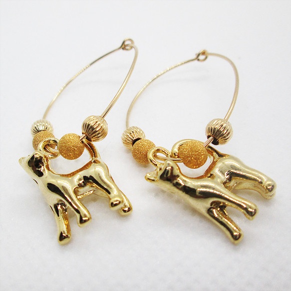 猫がゆらゆらと揺れるフープピアス 14Kゴールドフィルド 猫アクセサリー ピアス