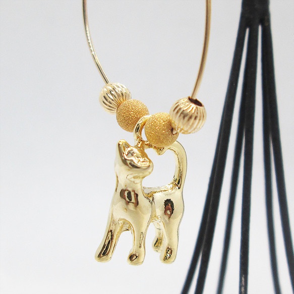 猫がゆらゆらと揺れるフープピアス 14Kゴールドフィルド 猫アクセサリー ピアス
