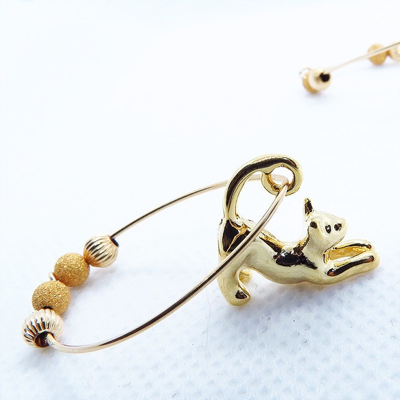 猫がゆらゆらと揺れるフープピアス のび猫 14Kゴールドフィルド 猫アクセサリー ピアス