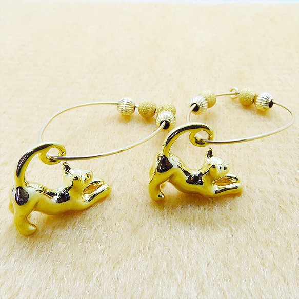 猫がゆらゆらと揺れるフープピアス のび猫 14Kゴールドフィルド 猫アクセサリー ピアス