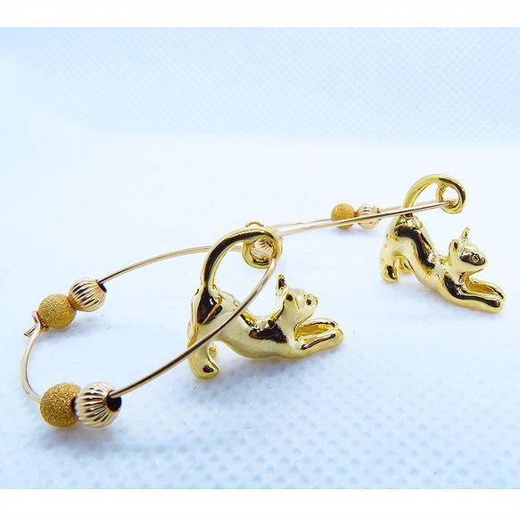 猫がゆらゆらと揺れるフープピアス のび猫 14Kゴールドフィルド 猫アクセサリー ピアス