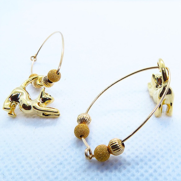 猫がゆらゆらと揺れるフープピアス のび猫 14Kゴールドフィルド 猫アクセサリー ピアス