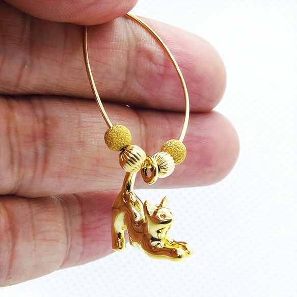 猫がゆらゆらと揺れるフープピアス のび猫 14Kゴールドフィルド 猫アクセサリー ピアス