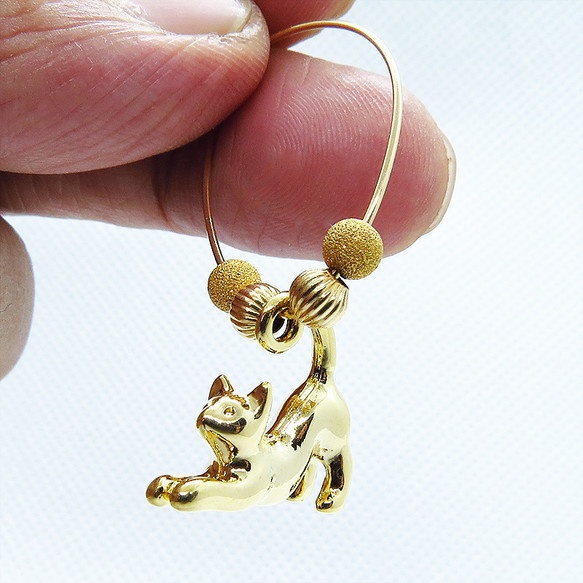 猫がゆらゆらと揺れるフープピアス のび猫 14Kゴールドフィルド 猫アクセサリー ピアス