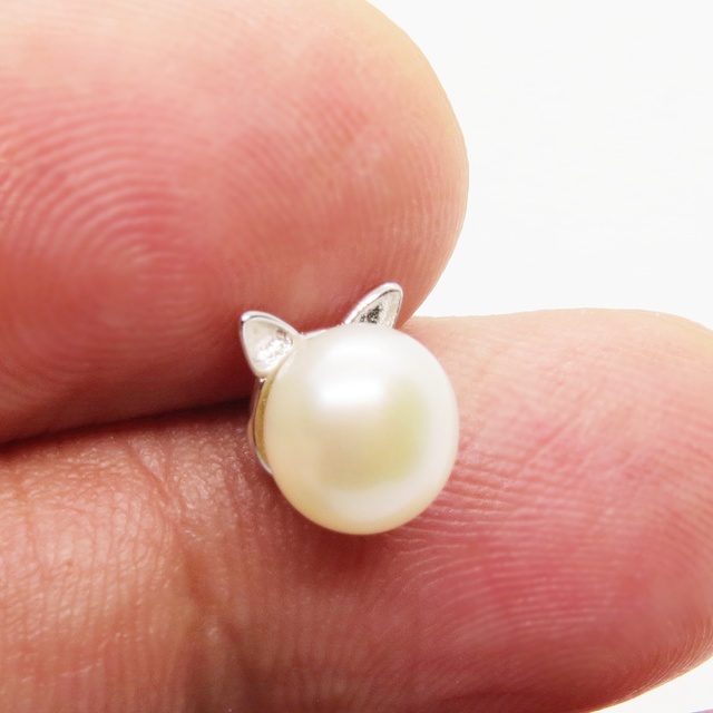 シルバー925 シンプルにさり気なく大人可愛いナチュラルホワイトの猫耳パールピアス 淡水パール