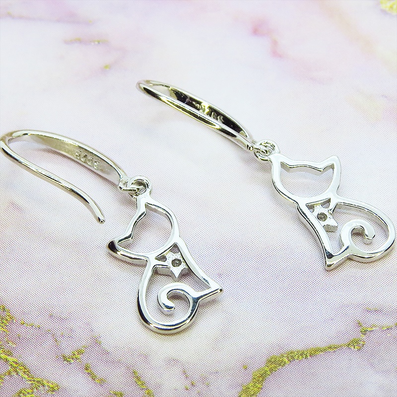シルバー925 優しく柔らかな猫シルエットモチーフの大人可愛いピアス キュービックジルコニア