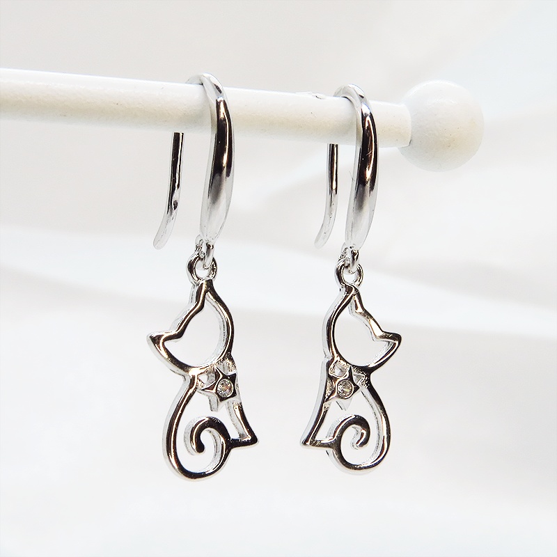 シルバー925 優しく柔らかな猫シルエットモチーフの大人可愛いピアス キュービックジルコニア