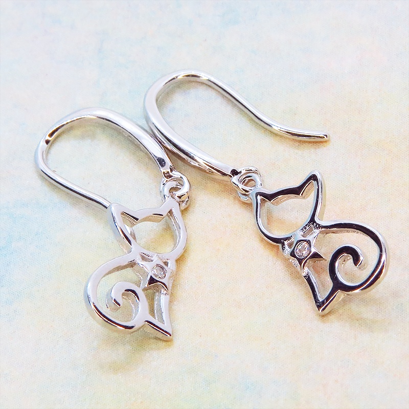 シルバー925 優しく柔らかな猫シルエットモチーフの大人可愛いピアス キュービックジルコニア