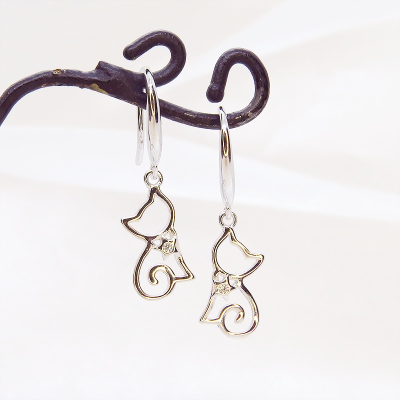 シルバー925 優しく柔らかな猫シルエットモチーフの大人可愛いピアス キュービックジルコニア