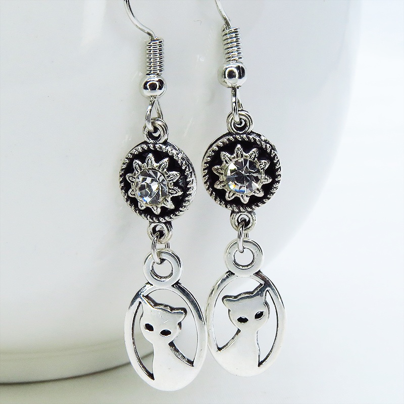 シルバーカラーの可愛い猫モチーフとラインストーンのモノトーンピアス