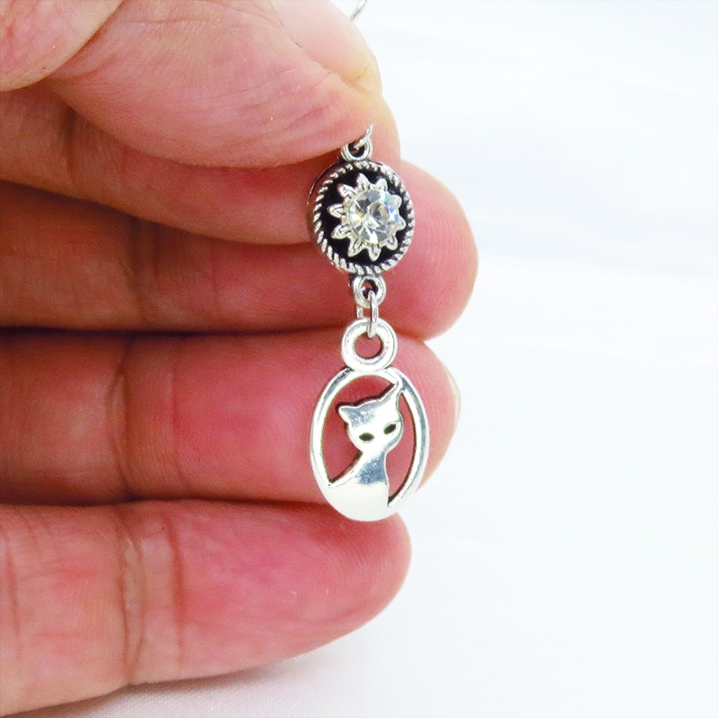 シルバーカラーの可愛い猫モチーフとラインストーンのモノトーンピアス