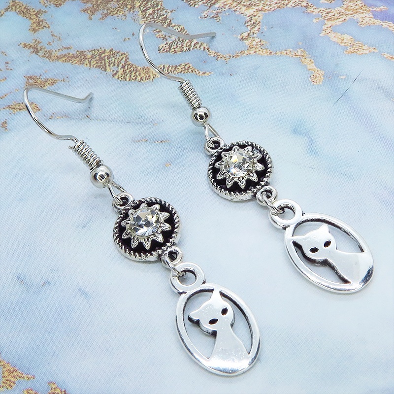 シルバーカラーの可愛い猫モチーフとラインストーンのモノトーンピアス