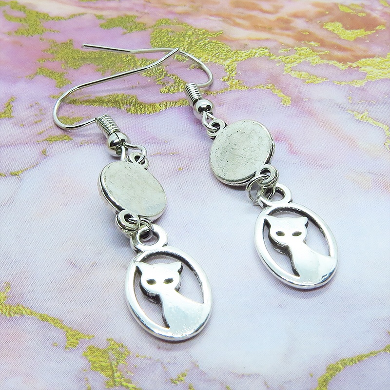 シルバーカラーの可愛い猫モチーフとラインストーンのモノトーンピアス