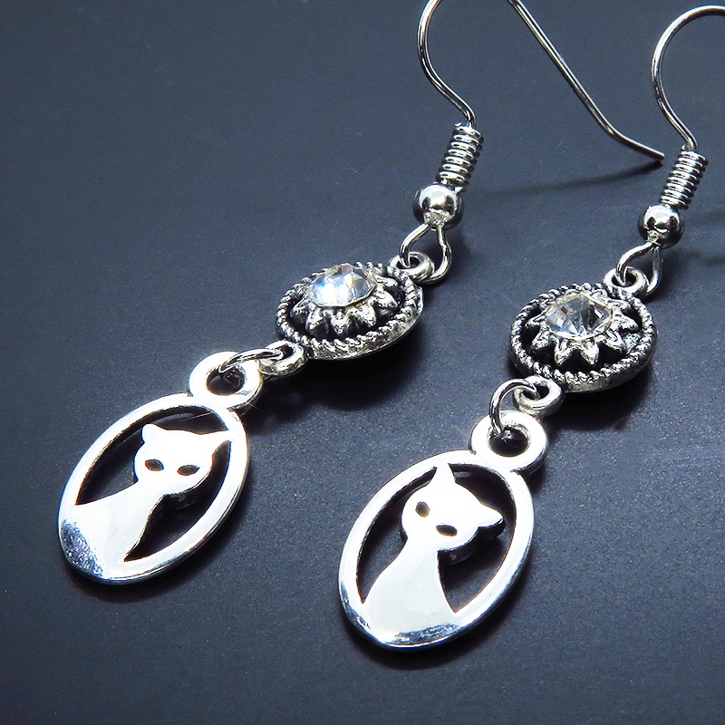 シルバーカラーの可愛い猫モチーフとラインストーンのモノトーンピアス