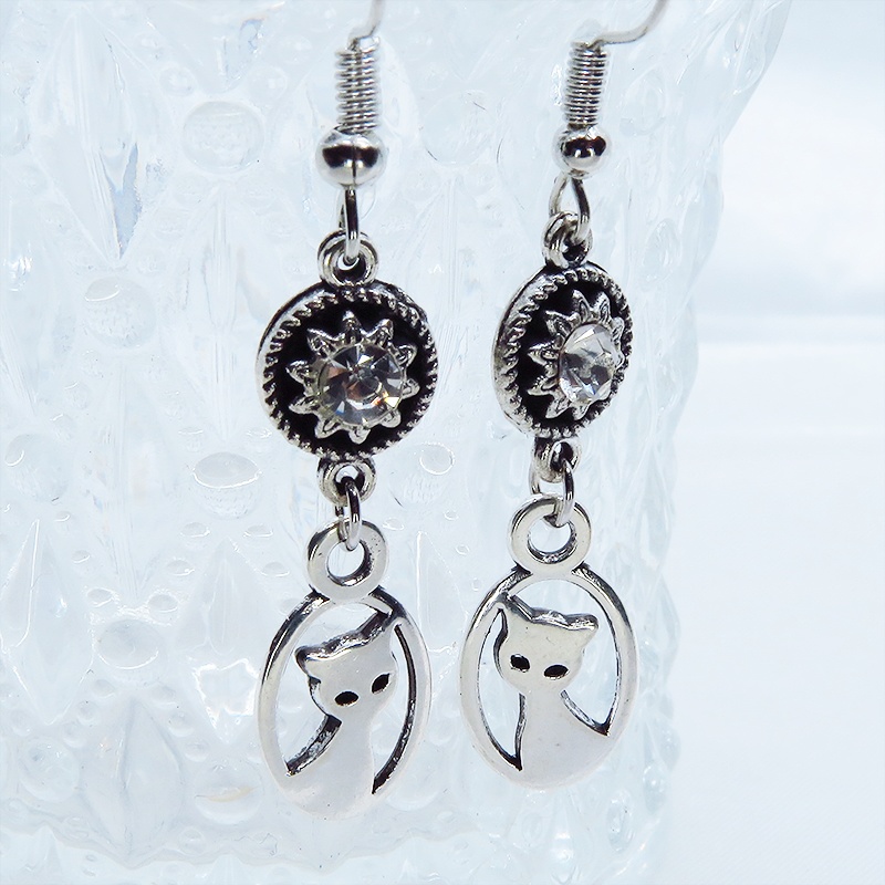 シルバーカラーの可愛い猫モチーフとラインストーンのモノトーンピアス