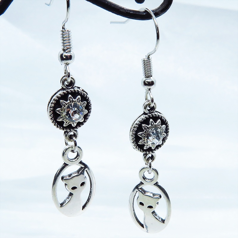 シルバーカラーの可愛い猫モチーフとラインストーンのモノトーンピアス