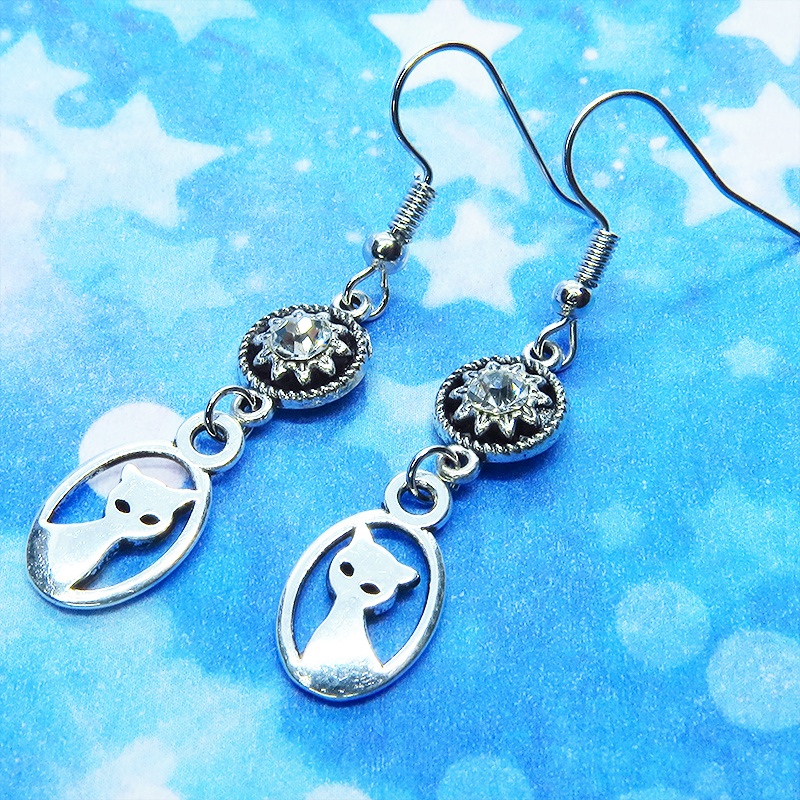 シルバーカラーの可愛い猫モチーフとラインストーンのモノトーンピアス