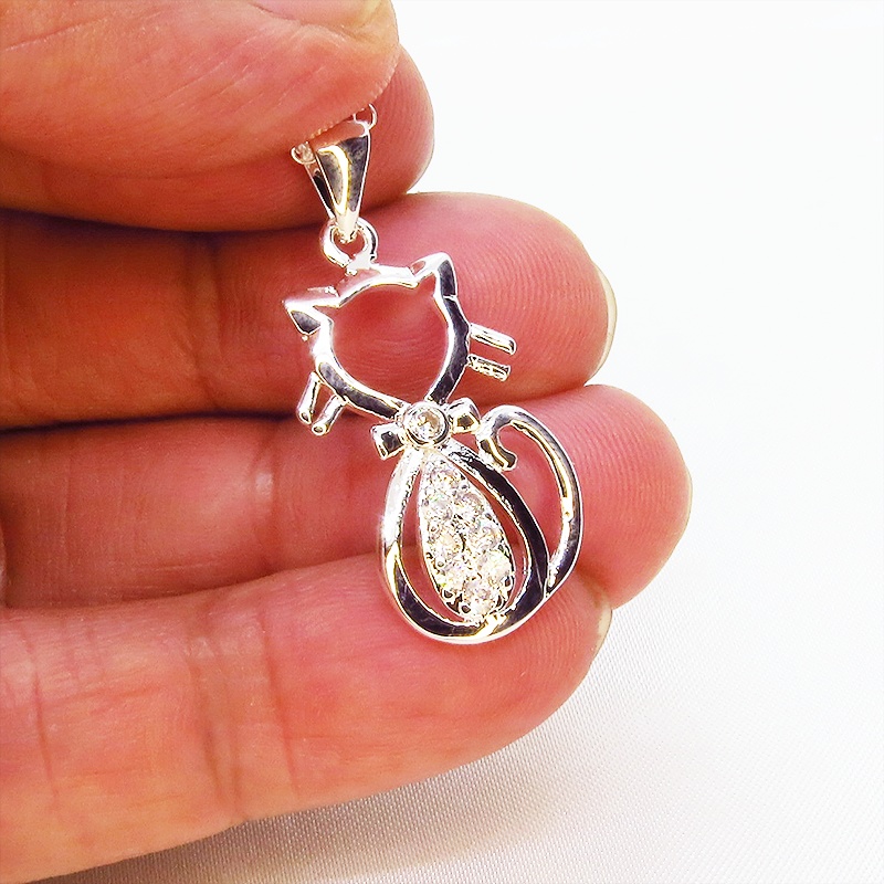シルバー925 キュービック・ジルコニアがキラキラときらめくかわいい猫シルエットモチーフのネックレス