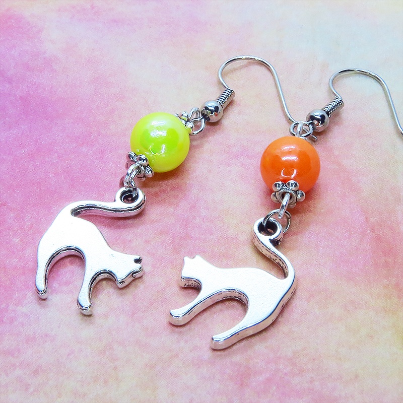 アンティークシルバーの跳ね猫とオレンジとイエローのビーズの柔らかく優しい印象のアシンメトリーピアス