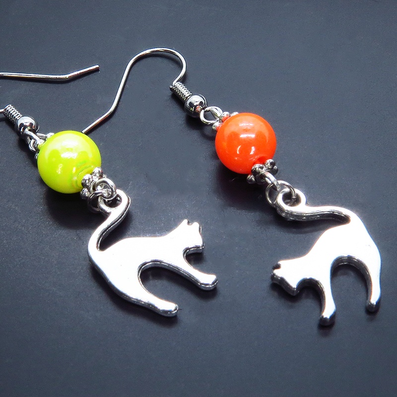 アンティークシルバーの跳ね猫とオレンジとイエローのビーズの柔らかく優しい印象のアシンメトリーピアス