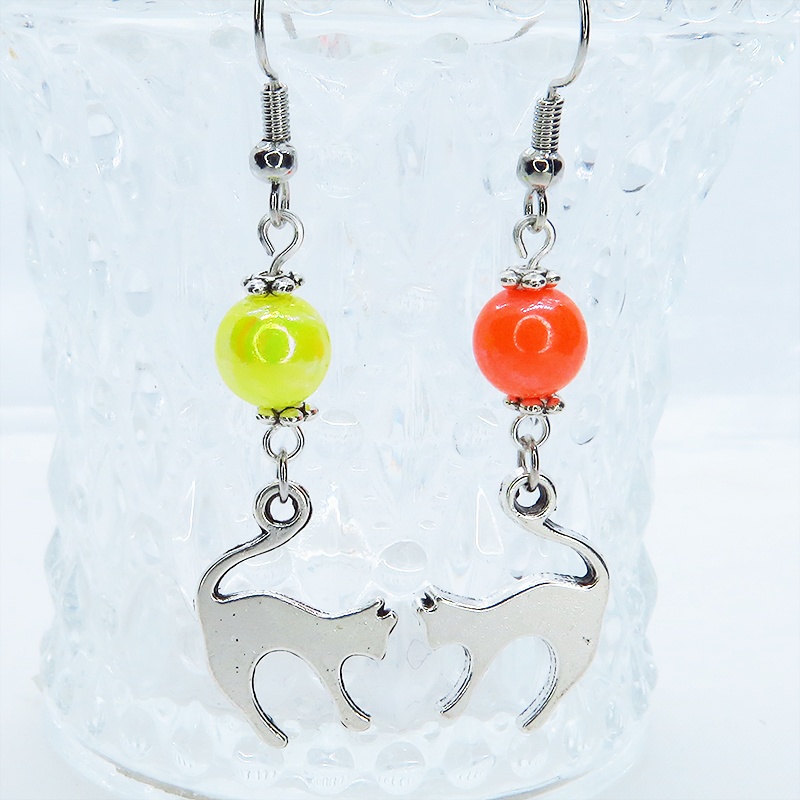 アンティークシルバーの跳ね猫とオレンジとイエローのビーズの柔らかく優しい印象のアシンメトリーピアス