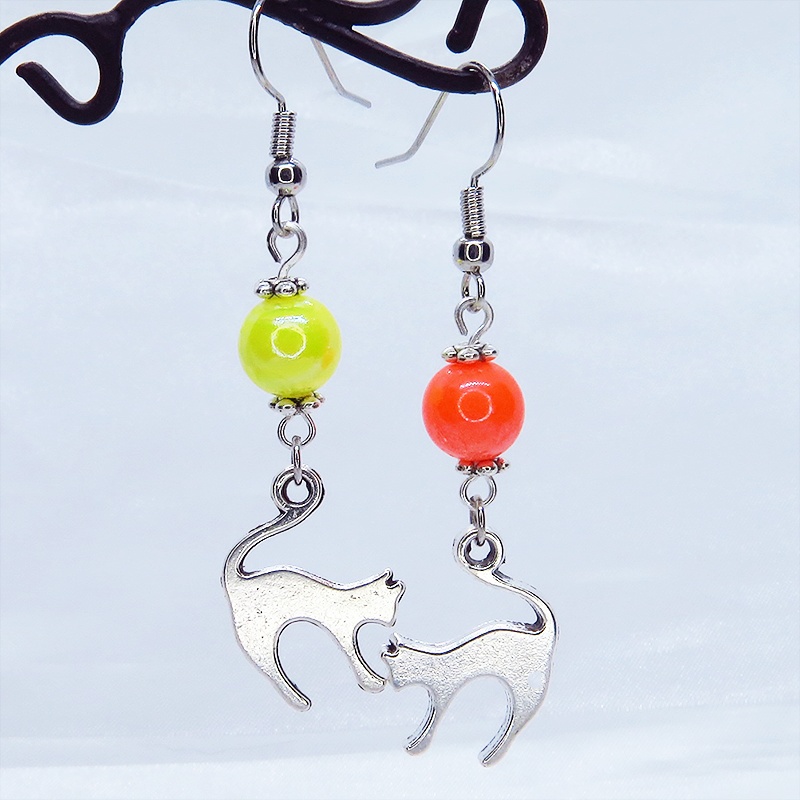 アンティークシルバーの跳ね猫とオレンジとイエローのビーズの柔らかく優しい印象のアシンメトリーピアス