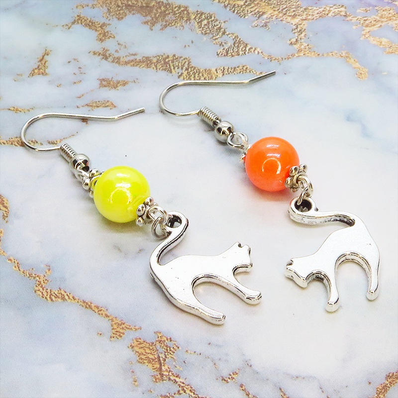 アンティークシルバーの跳ね猫とオレンジとイエローのビーズの柔らかく優しい印象のアシンメトリーピアス