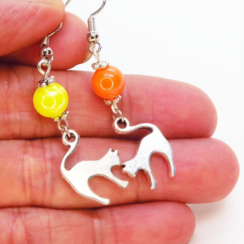 アンティークシルバーの跳ね猫とオレンジとイエローのビーズの柔らかく優しい印象のアシンメトリーピアス