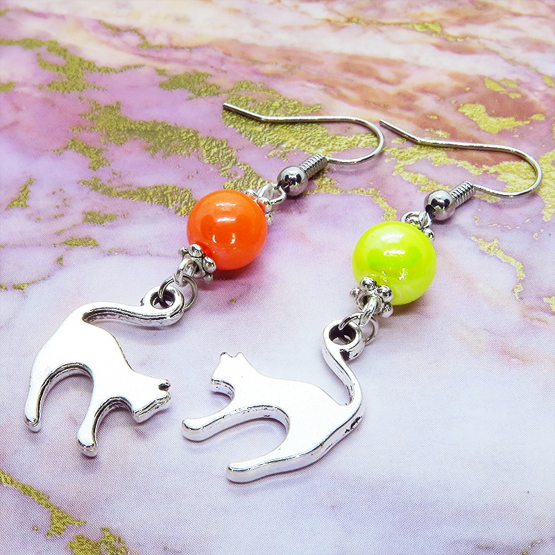 アンティークシルバーの跳ね猫とオレンジとイエローのビーズの柔らかく優しい印象のアシンメトリーピアス