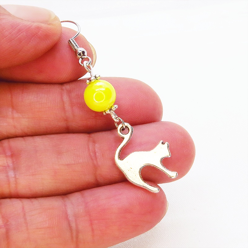 アンティークシルバーの跳ね猫とオレンジとイエローのビーズの柔らかく優しい印象のアシンメトリーピアス