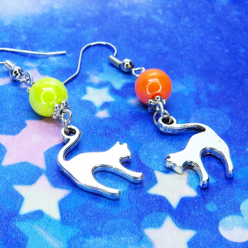 アンティークシルバーの跳ね猫とオレンジとイエローのビーズの柔らかく優しい印象のアシンメトリーピアス