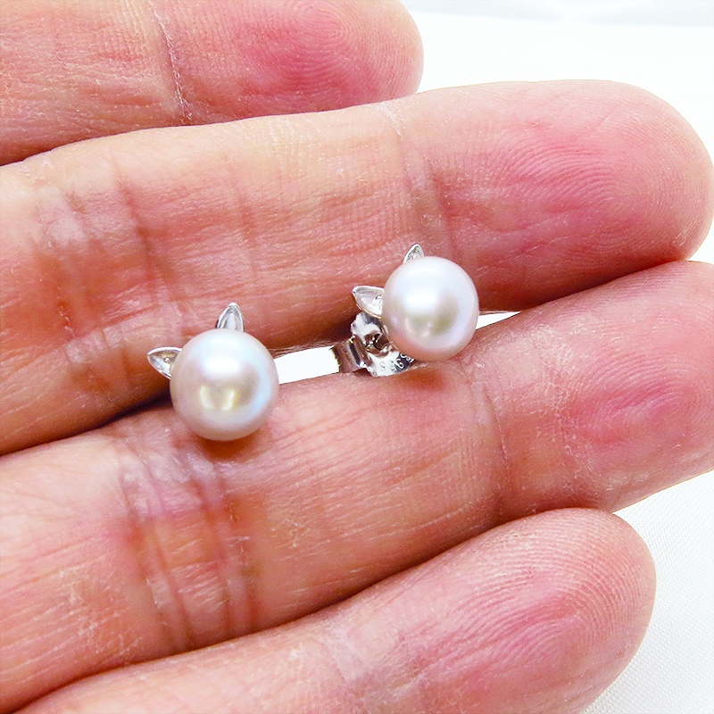 シルバー925 シンプルにさり気なく大人可愛いシルバーグレーの猫耳パールピアス 淡水パール