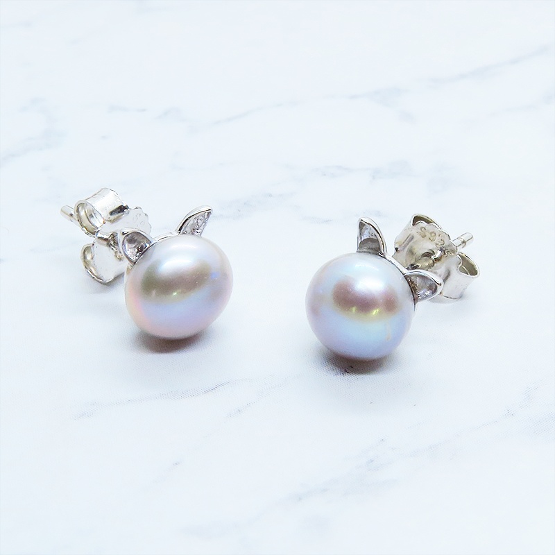 シルバー925 シンプルにさり気なく大人可愛いシルバーグレーの猫耳パールピアス 淡水パール