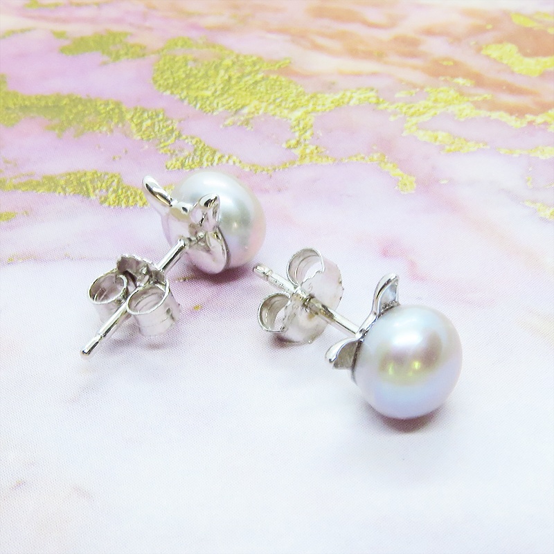 シルバー925 シンプルにさり気なく大人可愛いシルバーグレーの猫耳パールピアス 淡水パール